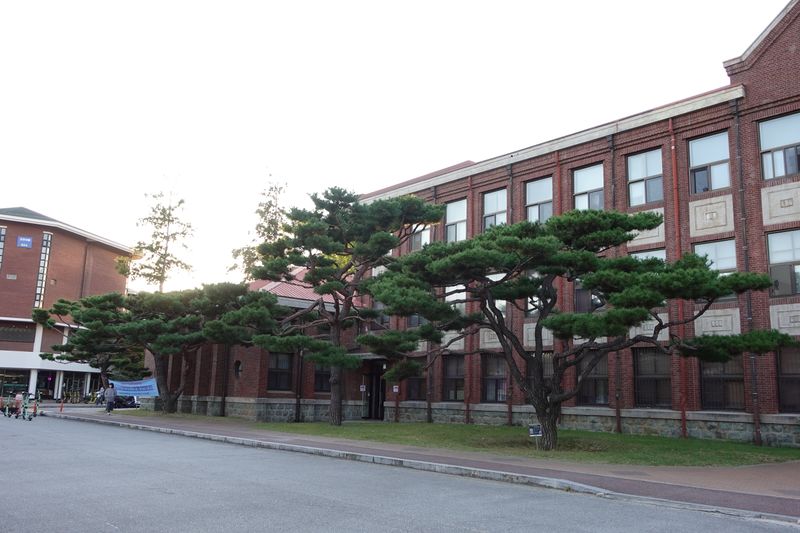 파일:광주 전남대학교 인문대학 1호관-정면1.JPG