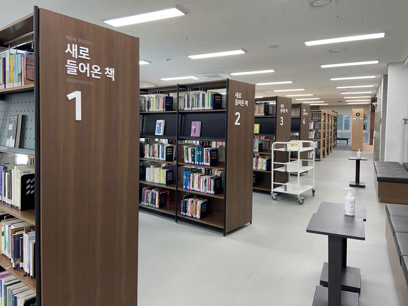 파일:광주중앙도서관 2층 신착도서.jpeg