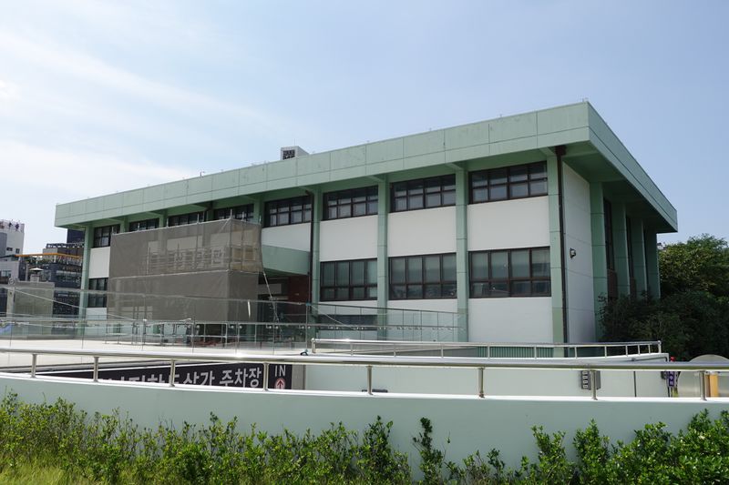 파일:5.18민주광장-탄흔조사 중인 상무관.JPG