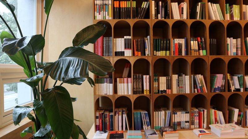 파일:책과생활 진열장.jpeg