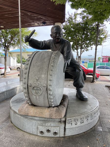 파일:광산문화회관 앞 임방울 동상.jpeg