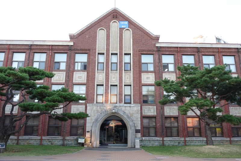 파일:광주 전남대학교 인문대학 1호관-정면2.JPG