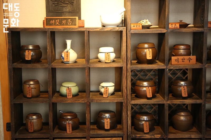 파일:한국미용박물관-머릿기름-대동문화재단 보유사진.jpg