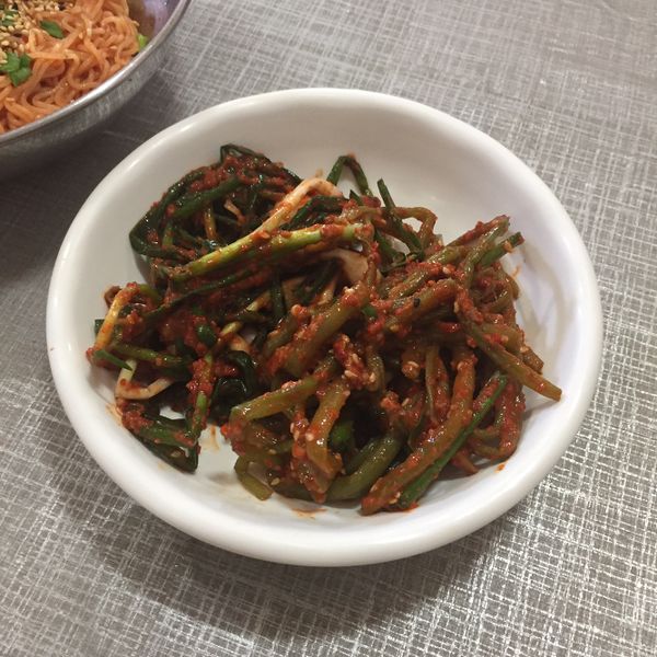 파일:김치-통샘마트 파김치와 고구마순김치.jpg