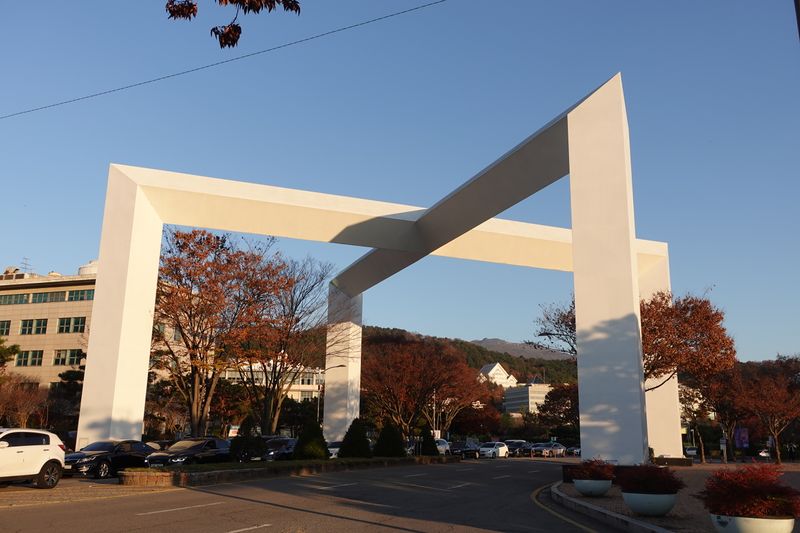 파일:조선대 정문-조형물.JPG