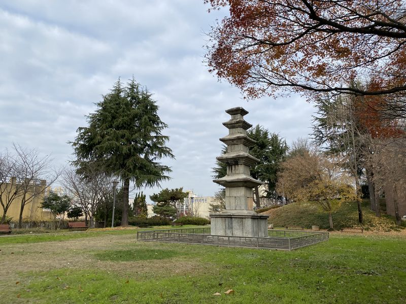 파일:(전)광주 성거사지 오층석탑-측면.JPG