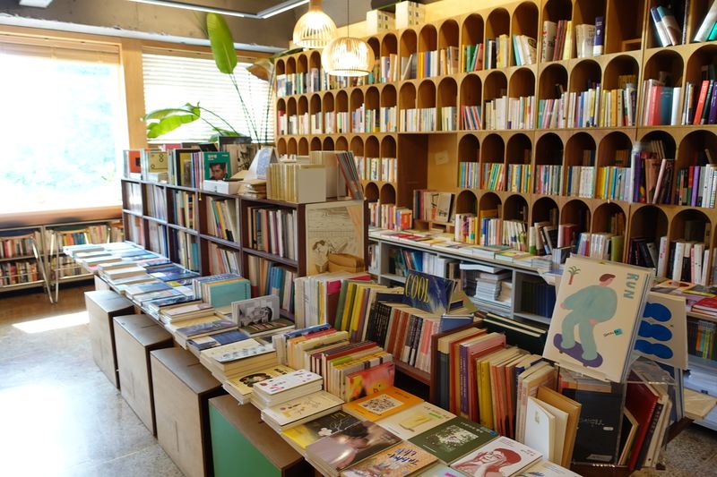 파일:책과생활-내부 진열대.JPG