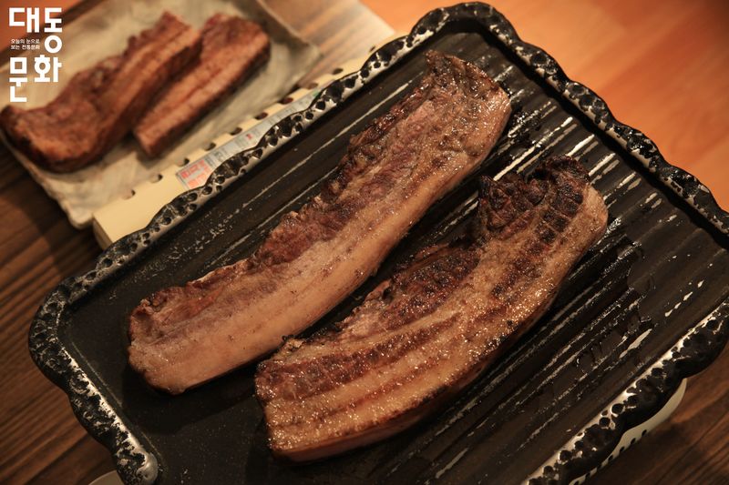 파일:무돌주막-짚불오겹살2-대동문화재단 보유사진.jpg