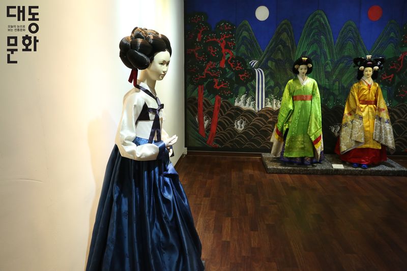 파일:한국미용박물관-의복-대동문화재단 보유사진.jpg