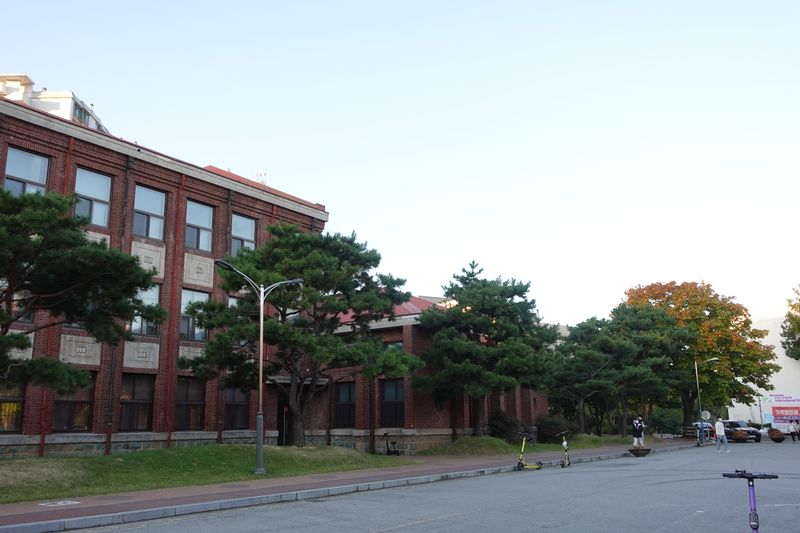 파일:광주 전남대학교 인문대학 1호관-정면3.JPG